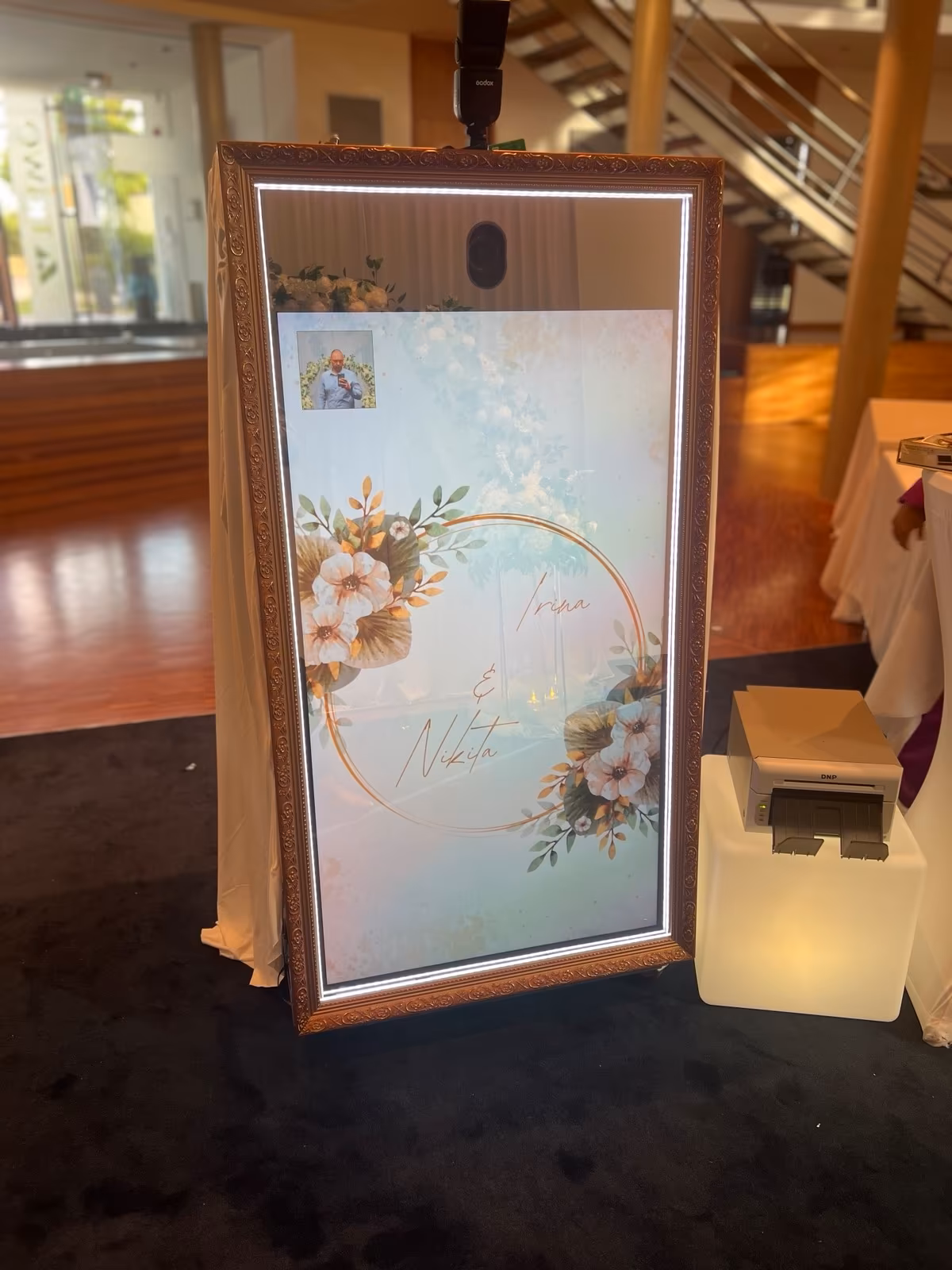 Mirror Booth mit individuellem Blumenkranz-Layout bei einer Hochzeit