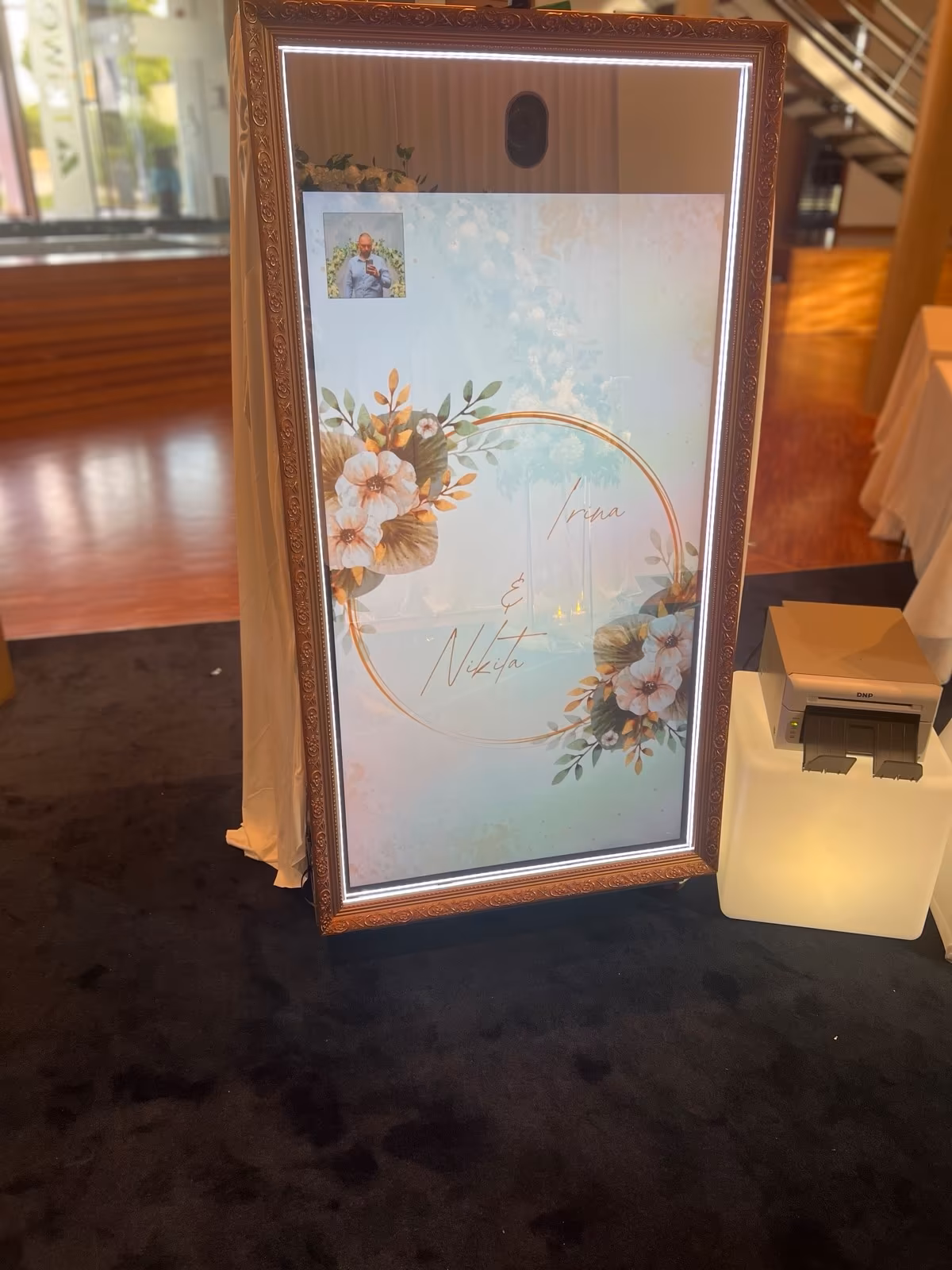 Mirror Booth Nahaufnahme mit persönlichem Namensdesign bei einer Hochzeitsfeier