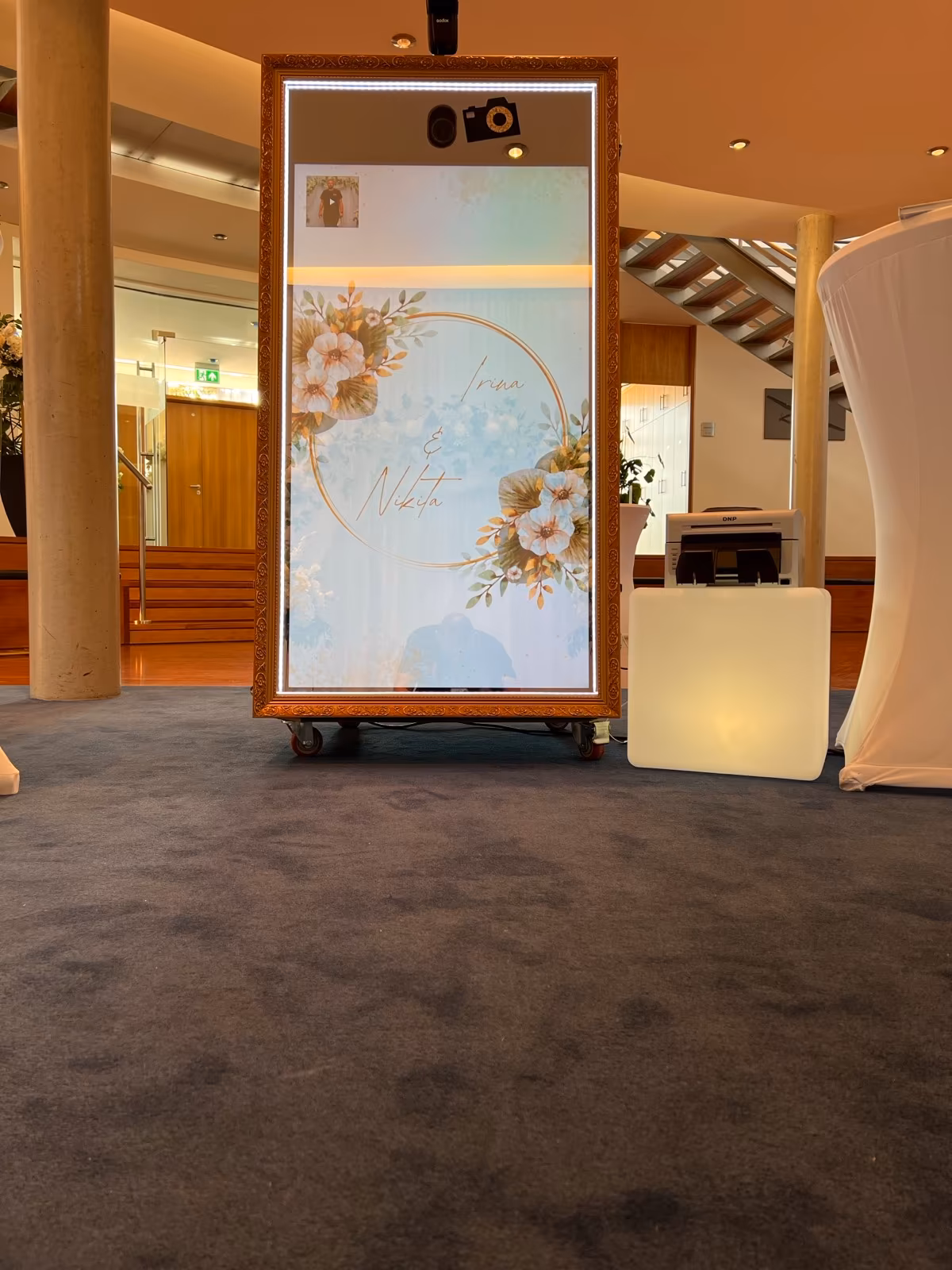 Individuelles Fotolayout mit Namen und Blumenkranz-Design auf der Mirror Booth